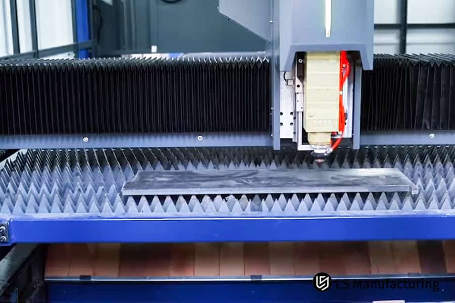 Découpe au laser d'une tôle dans une usine