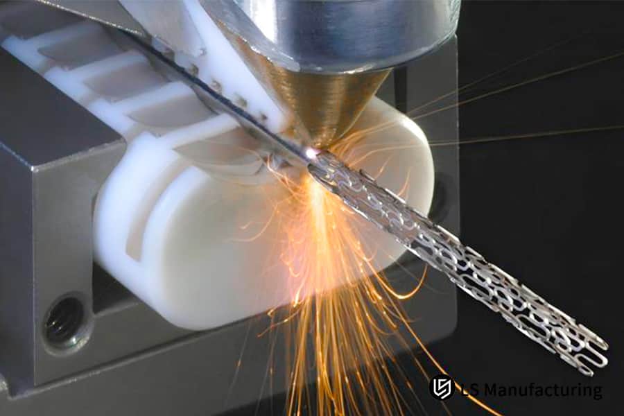 Découpe laser de pièces médicales en titane.