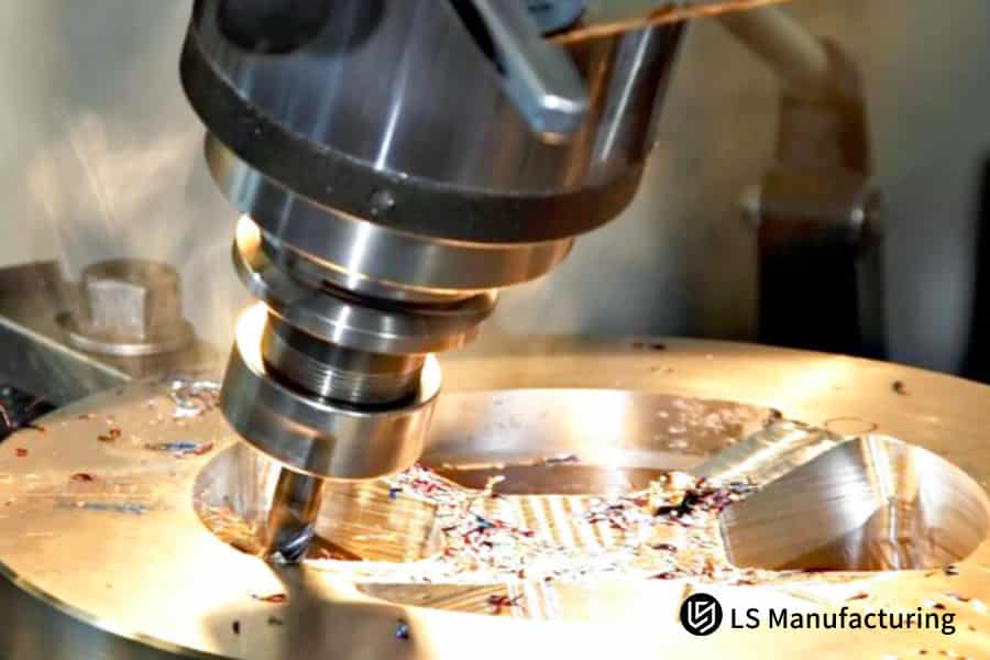 Zuschnitt eines hochpräzisen, kreisförmigen Legierungsteils für Präzisionsfertigungsdienstleistungen in der Luft- und Raumfahrtindustrie.