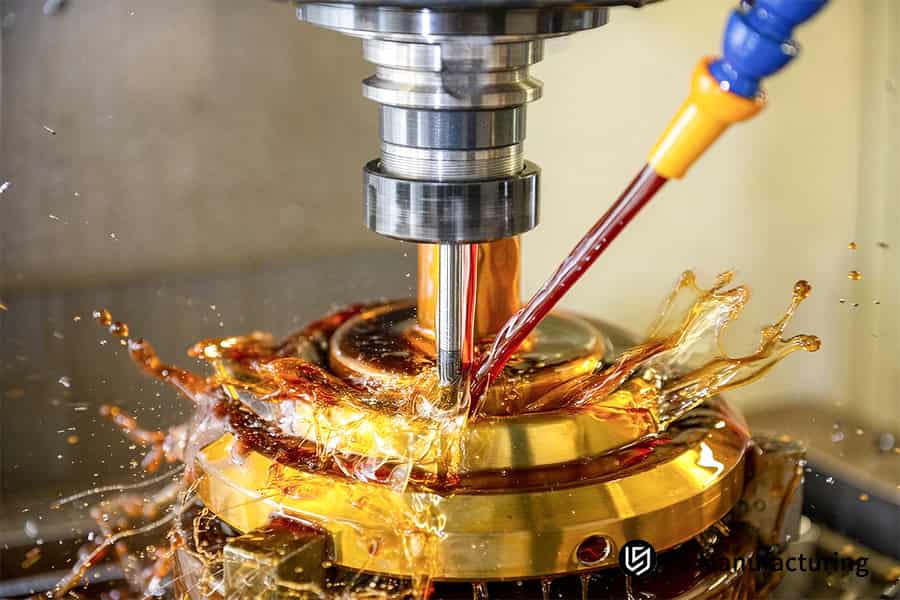 El mecanizado de precisión muele componentes de aleación de cobre con una tolerancia de 0,005 mm con flujo de refrigerante en el taller.