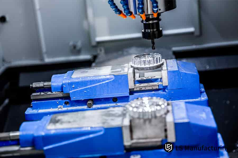 Fertigung von hochpräzisen Metallzahnradkomponenten für Präzisionsmaschinenbauunternehmen.