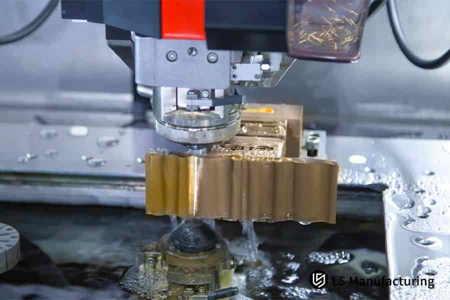 CNC-Bearbeitung eines hochpräzisen Metallzahnradbauteils für Anwendungen in der Automobil- und Luftfahrtindustrie.