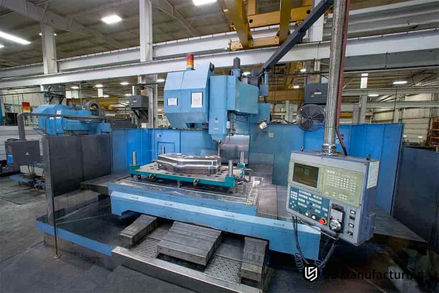 El mecanizado de precisión corta el bloque del motor de aluminio con una tolerancia de 0,02 mm con un sistema de refrigerante de alta presión.