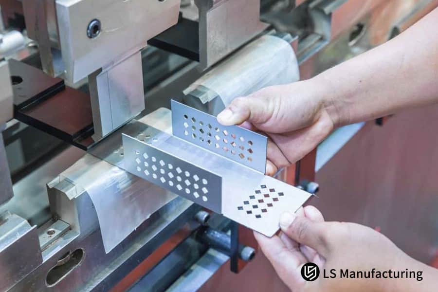 L'operaio utilizza una macchina piegatubi di precisione per metalli