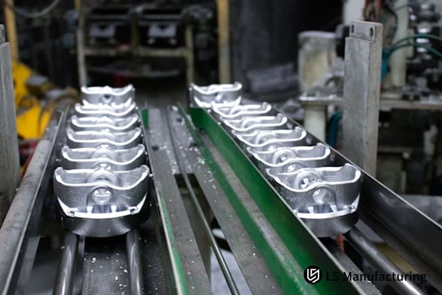 Parti metalliche di precisione su trasportatori industriali