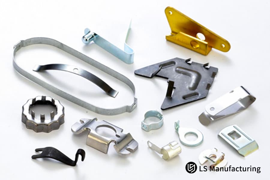 Assortimento di particolari metallici stampati di precisione
