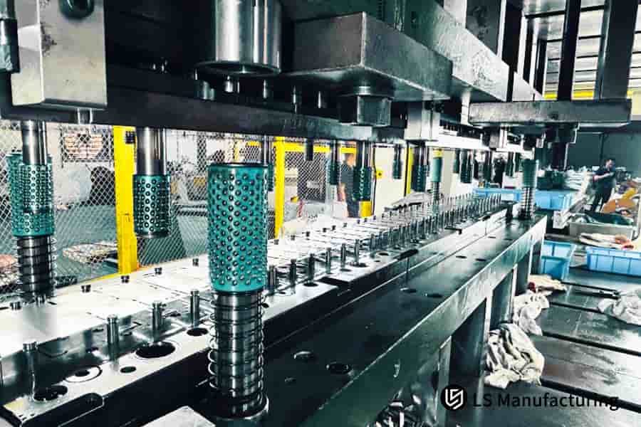 Stampaggio di parti automobilistiche in una fabbrica.