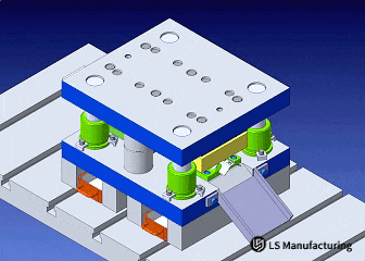 Il modello 3d illustra il meccanismo interno di uno strumento per stampaggio a stampo progressivo durante la fase di progettazione.