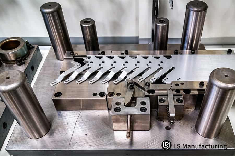 级进模冲压操作使工业切削工具用带槽的不锈钢刀片成型。