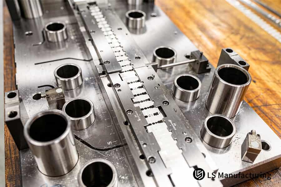 Gli stampi per stampaggio a matrice progressiva formano tubi metallici da lamiere di acciaio inossidabile per applicazioni idrauliche.