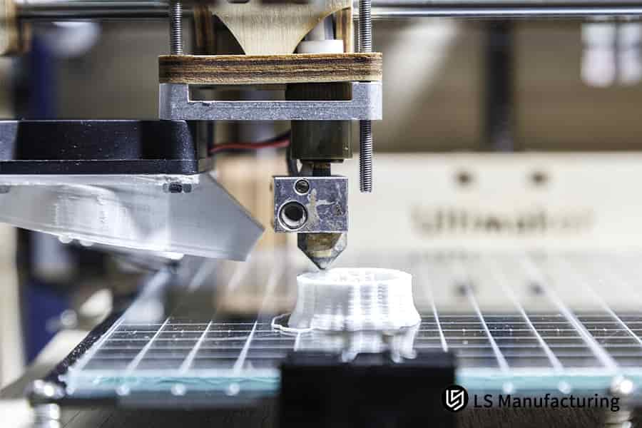 Estrusione di filamento di plastica bianca tramite prototipazione rapida per la verifica della progettazione del prodotto e la selezione del metodo.