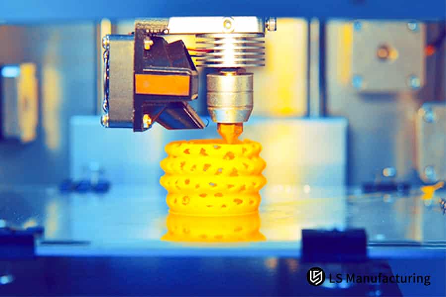 Dimostrazione di prototipazione rapida con filamento di plastica gialla per una verifica del progetto e una selezione del metodo economicamente vantaggiose.