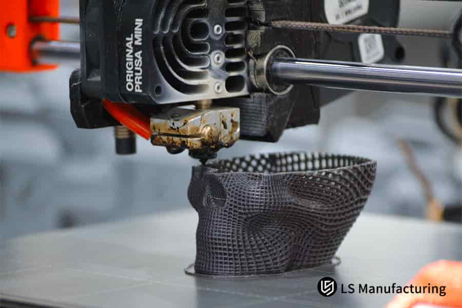 A prototipagem rápida cria objetos de malha de resina de polímero preto para cotações de prototipagem e serviços personalizados.