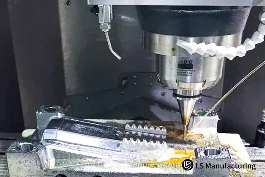 在工业制造中，利用主动式数控机床对金属原型进行加工，以进行方法比较和供应商选择。