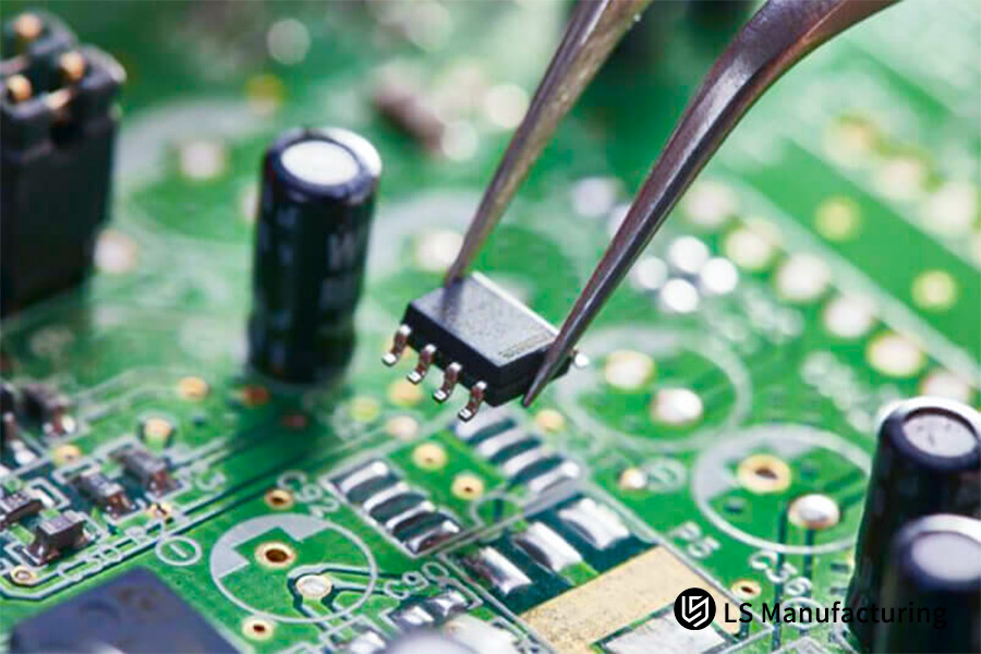 Colocación precisa de un chip de circuito integrado para servicios rápidos de fabricación y creación de prototipos electrónicos.