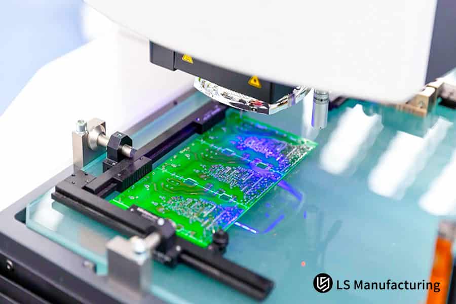 Zusammenbau von Präzisions-PCB-Komponenten für Rapid Prototyping in der Elektronikfertigung.