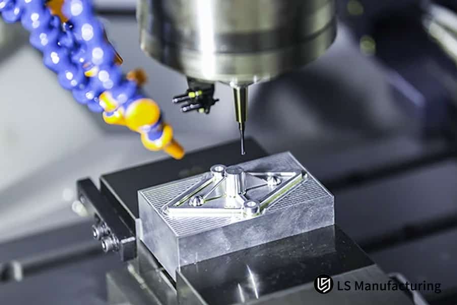 Usinagem de uma peça de liga geométrica complexa para definir com precisão os custos de prototipagem e gerar cotações precisas.