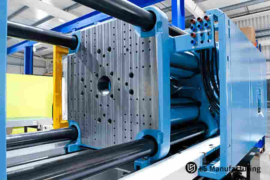 Bedienung einer industriellen Spritzgussmaschine für Rapid Prototyping und Kleinserienfertigung.