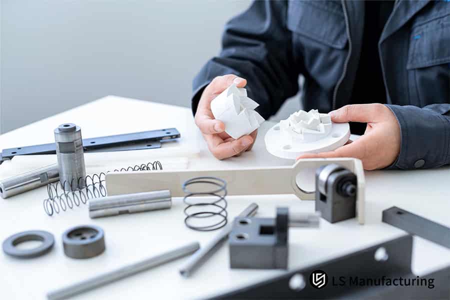 Exhibición de insertos de molde de polímero blanco para servicios de moldeo por inyección de precisión y aplicaciones de creación rápida de prototipos