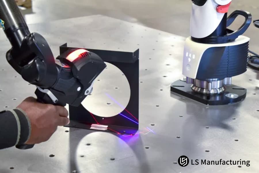 Appareil CMM vérifiant une pièce découpée au laser