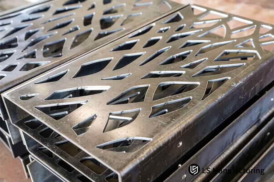 Un fabricant de boîtiers industriels assemble un boîtier en acier avec insonorisation pour tester l'équipement.