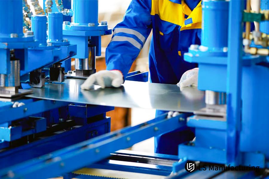 Préparation d'une tôle d'acier galvanisée pour le revêtement en poudre sur des panneaux de coffrets électriques industriels.
