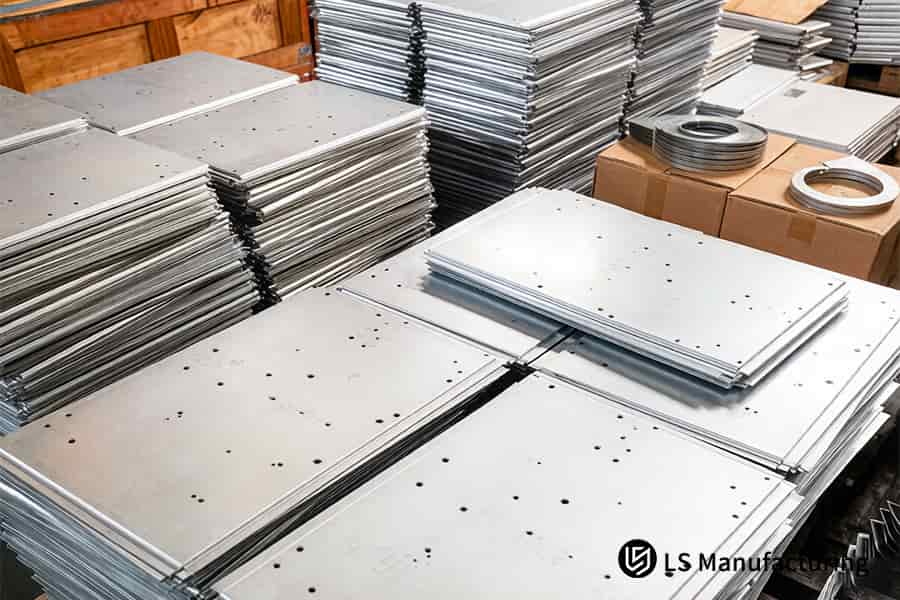 Le fabricant de boîtiers en tôle plie la grille en acier au carbone pour le système de ventilation CVC.