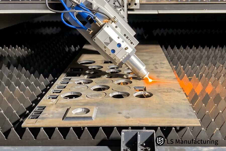 Une découpeuse laser permet une fabrication de tôle sans défaut sur de l'acier au carbone 1018 pour les composants structurels.