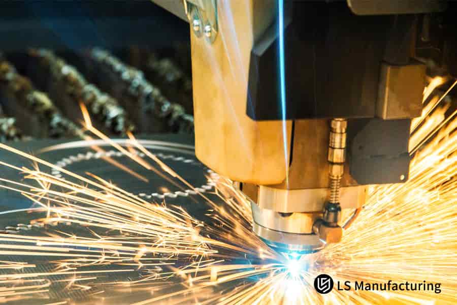Un laser fonde un foglio di alluminio 6061 per formare una staffa ad alta precisione per componenti strutturali aerospaziali.