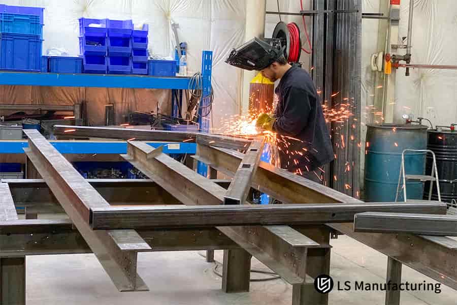 O custo de fabricação de chapas metálicas inclui a soldagem, com uma economia de 28,2%.