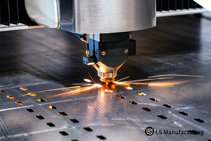 Un laser fonde l'acciaio inossidabile 316L per gli alloggiamenti di macchinari pesanti nei servizi di fabbricazione di lamiere di precisione.