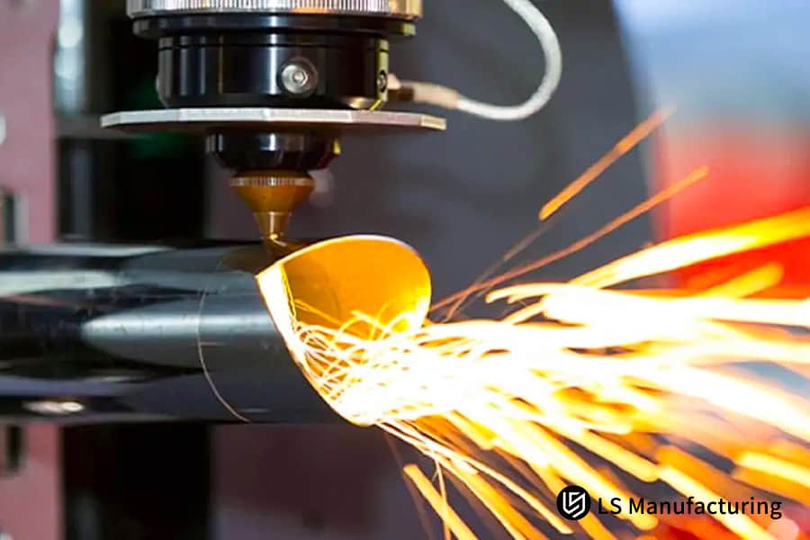 Perforazione con laser di lamiere in acciaio inox 304 per pannelli di protezione o alloggiamento di macchinari industriali.
