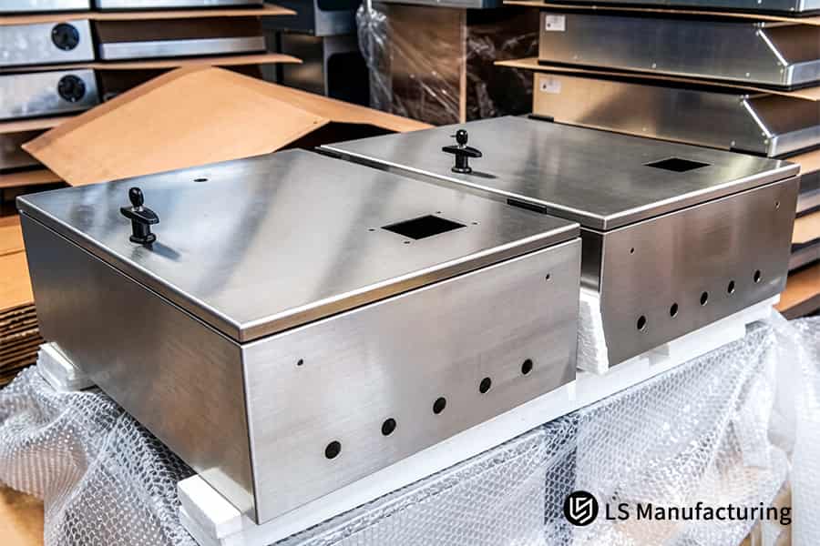 Boîtiers en tôle de précision, panneau en acier inoxydable découpé au laser pour boîtier de commande électronique.