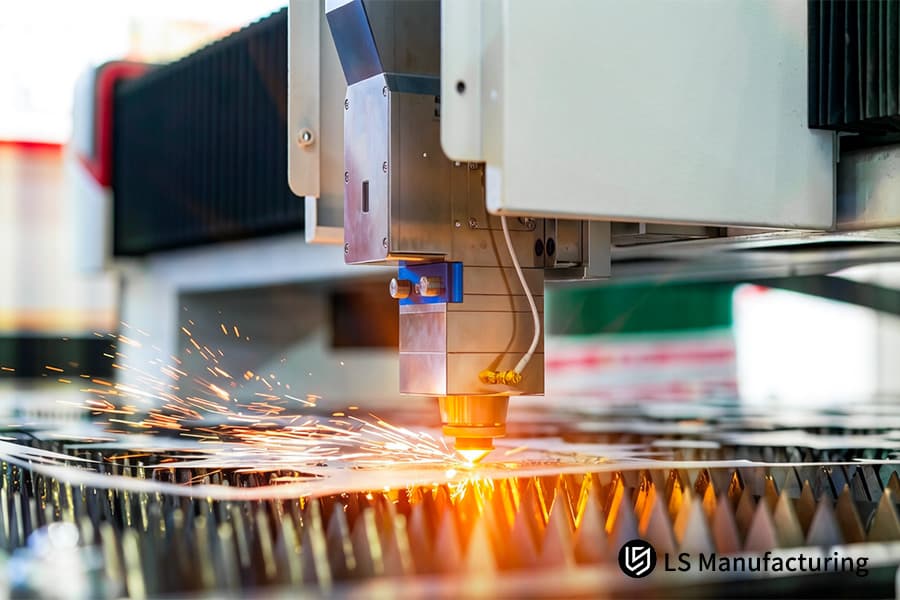 Les services de fabrication de tôles sur mesure forment des supports en aluminium 6061 sur une presse hydraulique pour les châssis de machines.