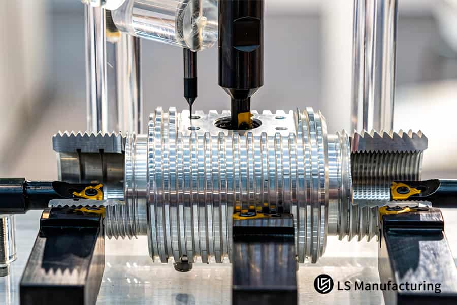 Fabbricazione di parti complesse in lamiera con strumenti di precisione per componenti di telai strutturali aerospaziali.