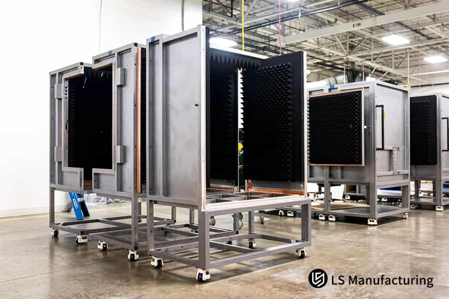 La fabrication de boîtiers personnalisés perce des trous de montage dans un boîtier en aluminium pour l'automatisation d'usine.
