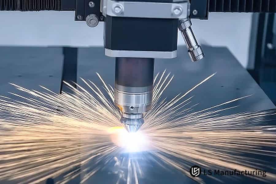 Taglio di un sottile foglio di alluminio con un laser CNC per la fabbricazione di custodie o staffe per dispositivi elettronici.