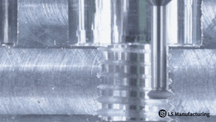 Блестящие металлические спиральные нити, свежевыфрезерованные на темной поверхности компанией LS Manufacturing.gif