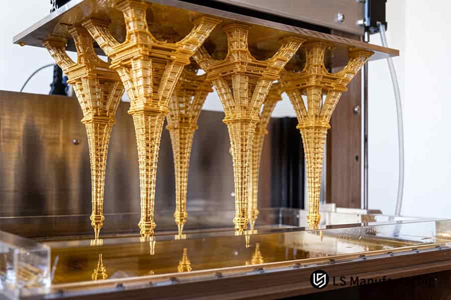 La stampa 3D SLA crea prototipi di colonne dorate con strutture interne reticolari intricate altamente complesse.