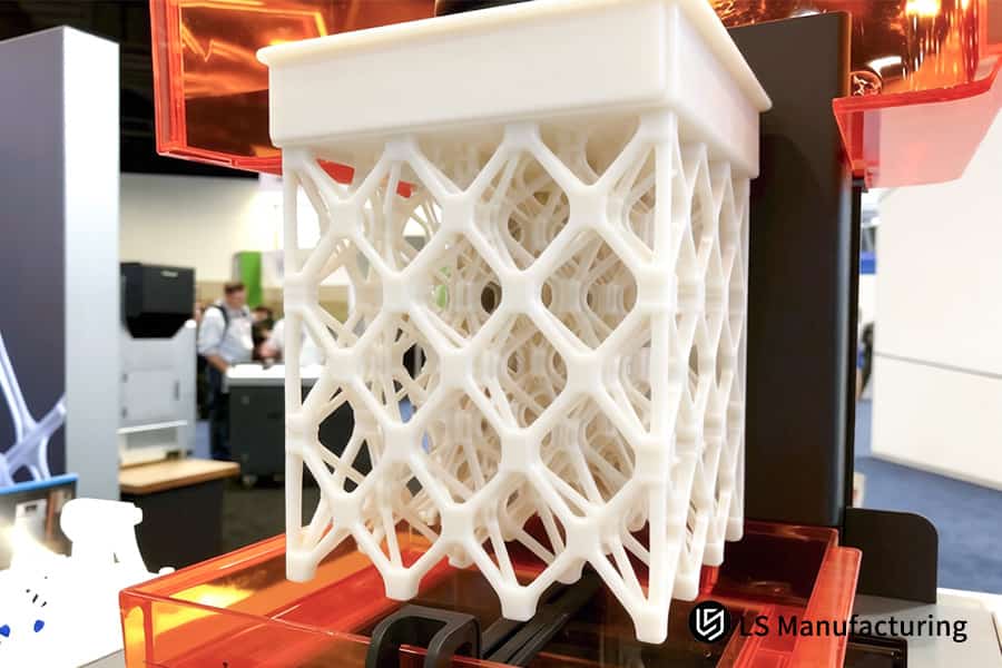 Un servicio de impresión 3D SLA produce un cubo rígido de resina blanca con estructura reticular para pruebas de prototipos funcionales.