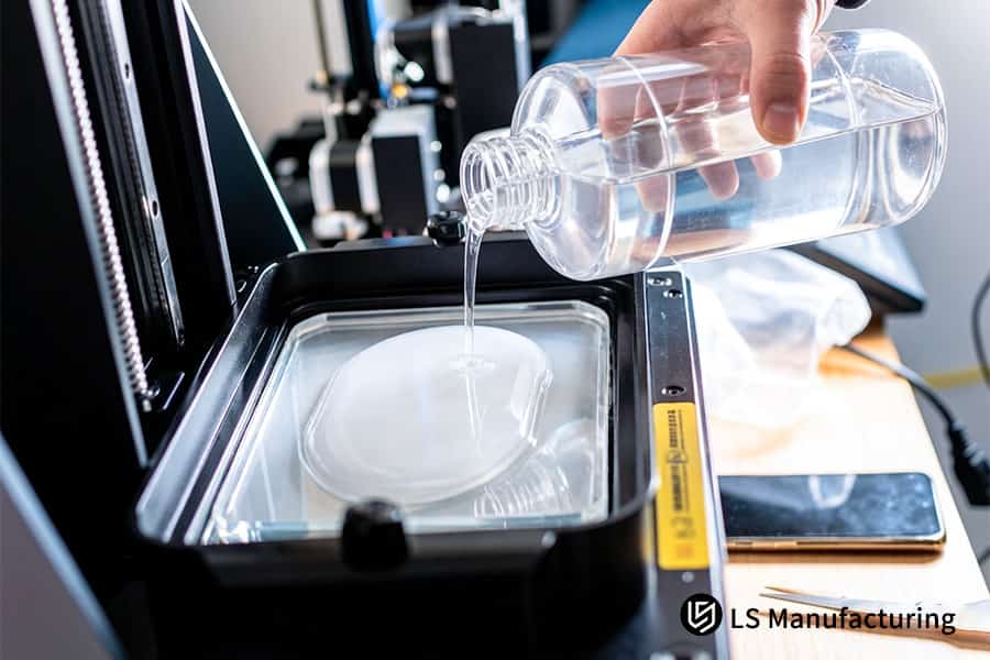 自动超声波溶剂清洗精密 SLA 3D 打印组件，以保持 Ra0.8-1.6μm 表面光洁度。