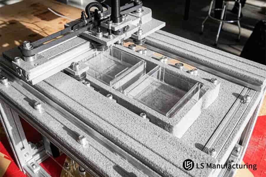 تنتج طباعة SLS ثلاثية الأبعاد إطارًا بلاستيكيًا شفافًا من مادة PA12 للتصنيع.