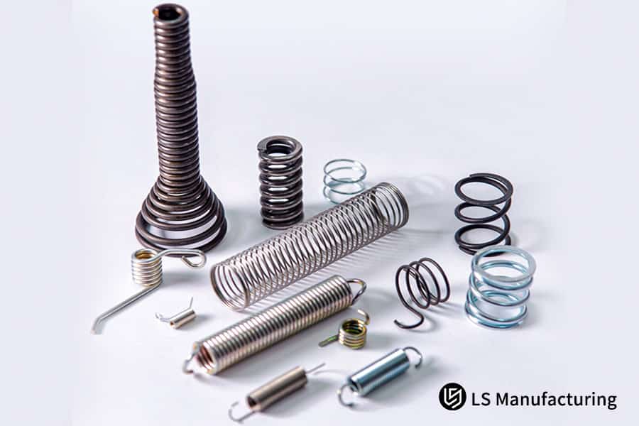 Esposizione di varie molle di precisione in lega metallica per la selezione del fornitore e diverse applicazioni industriali.