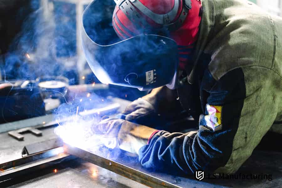 عامل لحام الفولاذ بالألمنيوم في المصنع