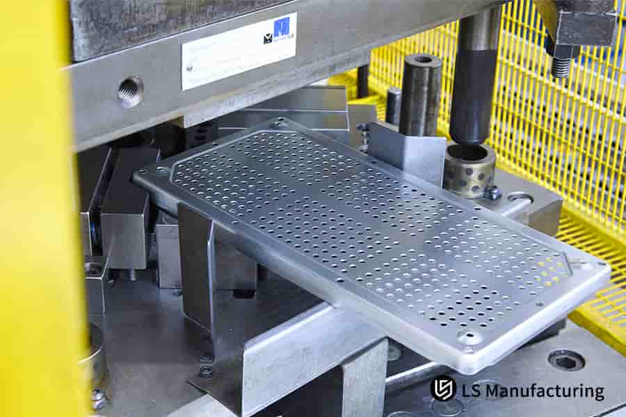 Une grande presse à emboutir industrielle en fonctionnement