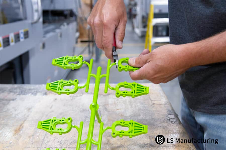 Découpe post-moulage de composants en plastique